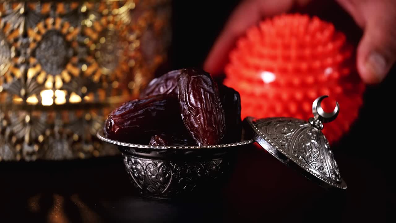 ramadán en el concepto de covid-19, frutas de dátiles, coronavirus y linterna.