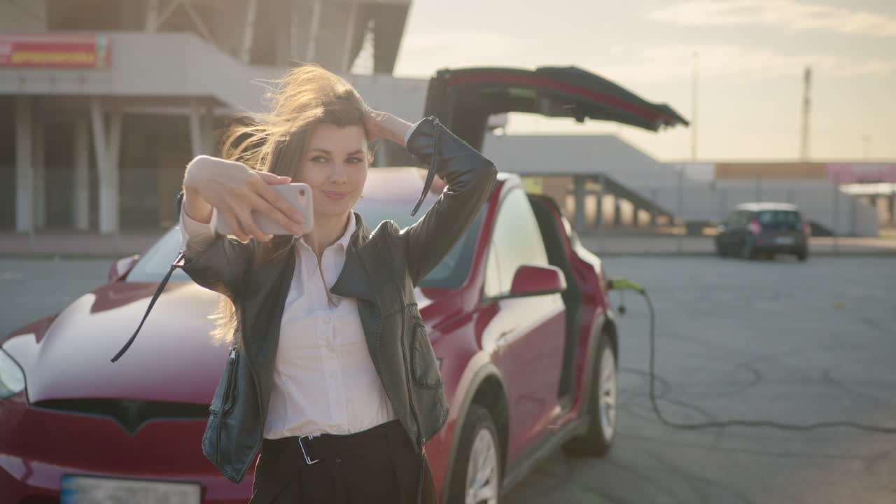 전기 자동차로 셀피를 찍는 여자