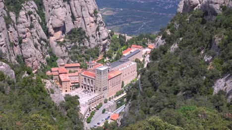 vista de ángulo alto del monasterio católico de montserrat en españa