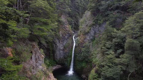 reveladora vista aérea de la grandiosa cascada capturada en la patagonia, argentina, sudamérica