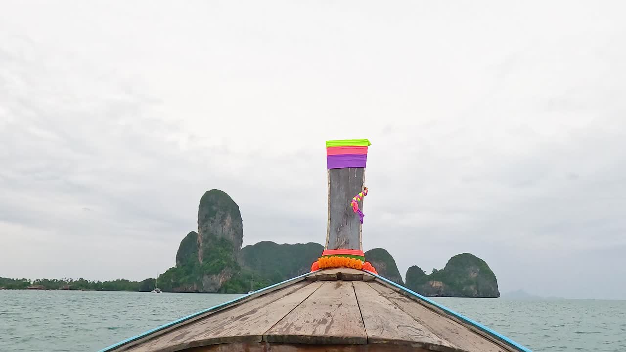 보트는 경치 좋은 크라비 섬 풍경으로 향합니다.