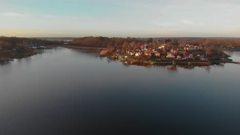 Vista-Aérea-De-Pintorescas-Cabañas-En-El-Paraíso-De-Verano-Brandaholm-En-Karlskrona,-Suecia-14