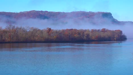 Nebel-Steigt-Entlang-Der-Klippen-Des-Mississippi-An-Der-Grenze-Zu-Iowa-Wisconsinin