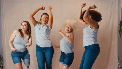 Grupo-De-Amigas-Vestidas-Informalmente,-Una-Con-Prótesis-Que-Promueve-El-Baile-De-Positividad-Corporal