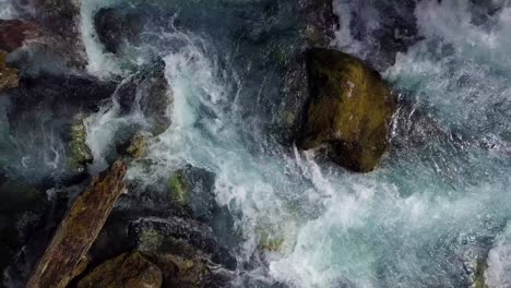 Eine-Aufsteigende-Antenne-Mit-Hohem-Winkel-über-Einem-Schnell-Fließenden-Fluss-In-Einem-Wald