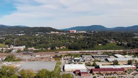 video aéreo de drones de 4k del distrito de artes fluviales de asheville, nc