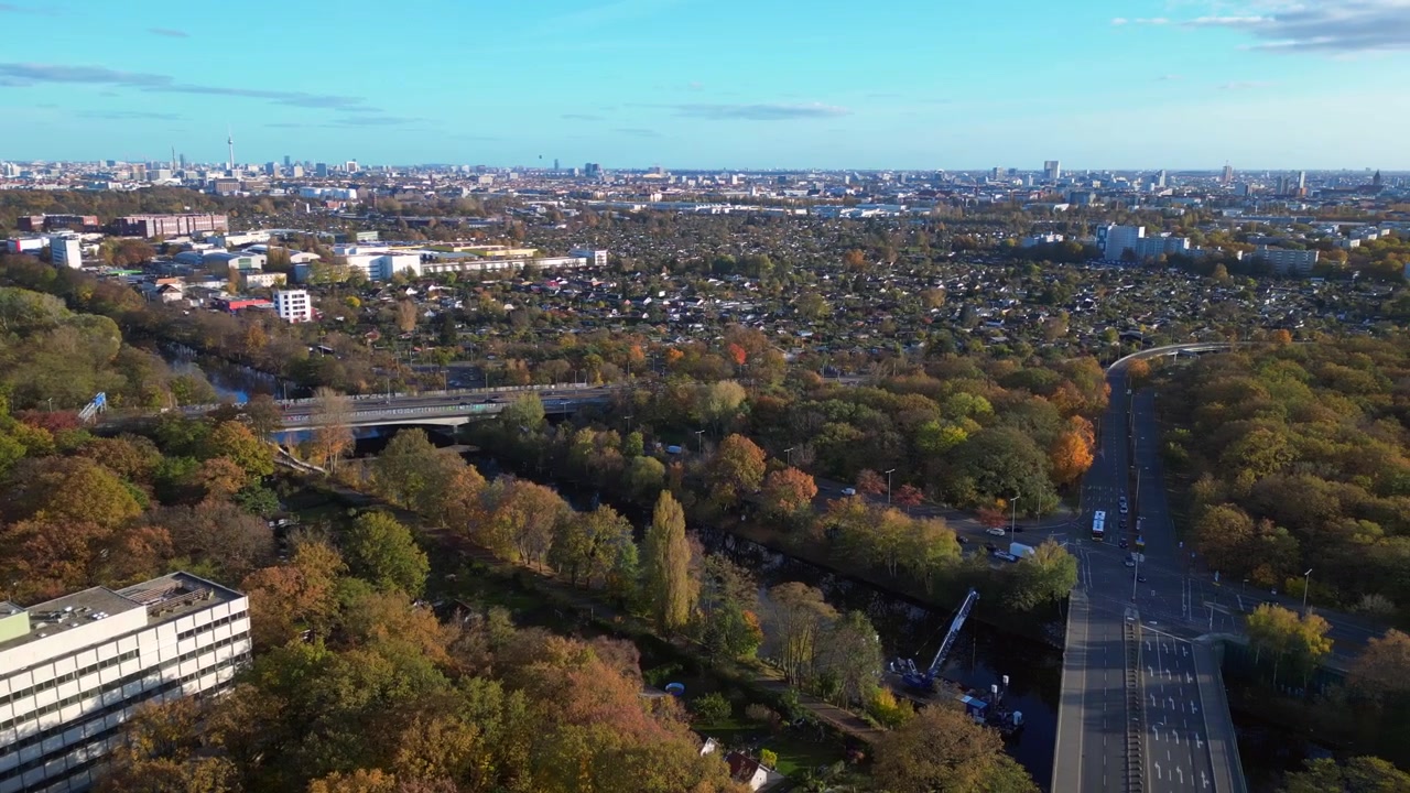 Aeroporto di Berlino-Tegel che mostra il terminal principale, la torre di controllo, gli hangar. Ora centro di accoglienza per rifugiati. Drammatica vista aerea panoramica ripresa con drone.