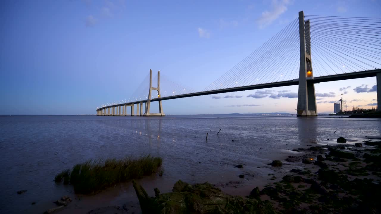 해가 지는 시 에 리오 테조 강 근처 에 있는 포테 바스코 다 가마 다리