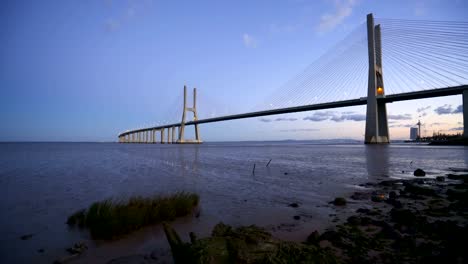puente vasco da gama vista cerca del río tejo al atardecer