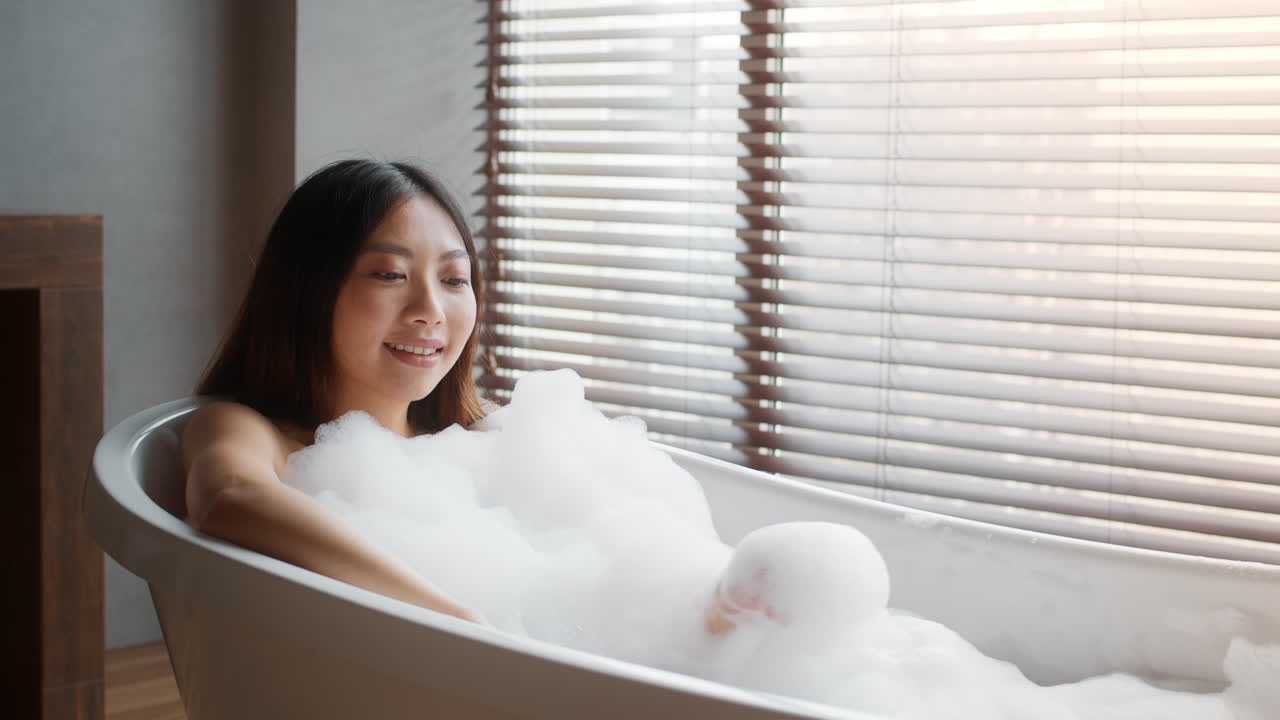 편안 한 목욕 을 즐기는 여자