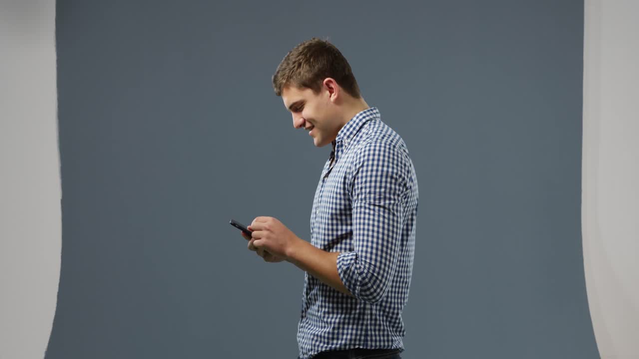 스마트 폰을 사용 하여 젊은 남자