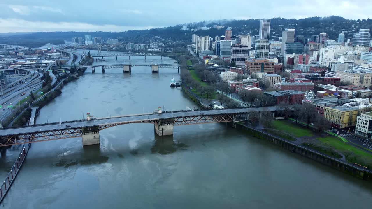 estados unidos, o, portland, puente burnside, 2024-12-26 - vista desde un avión no tripulado del puente burnside sobre el río willamette y el centro de portland