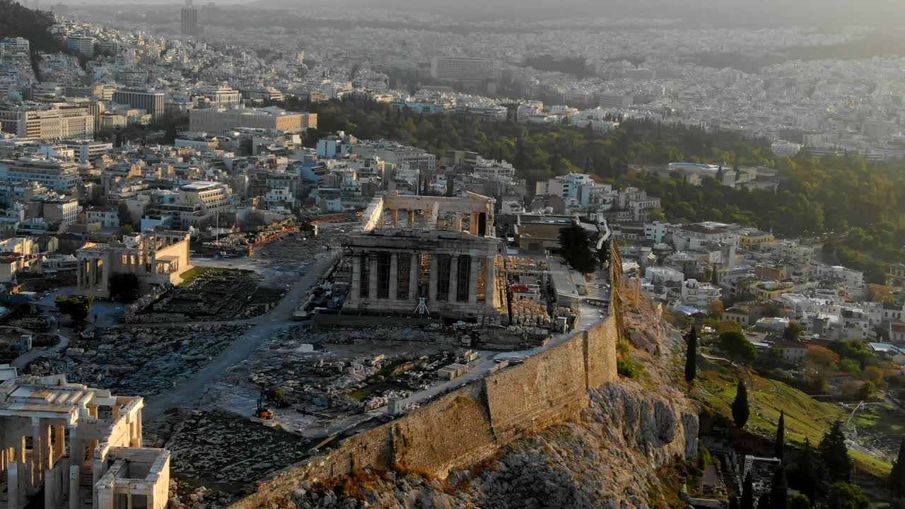 drone al amanecer sobre el templo del partenón en atenas, grecia
