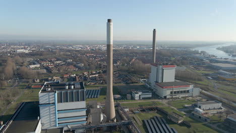 Antena-De-Chimeneas-Altas-De-La-Planta-De-Energía-En-Un-Terreno-Industrial