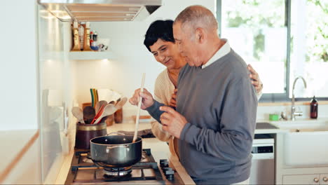 Essen,-Kochen-Und-Ein-älteres-Paar-In-Der-Küche