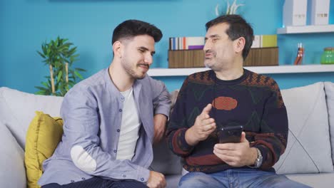 hijo adulto describiendo el teléfono a su padre.