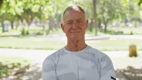 Hombre-Mayor-Sonriendo-En-El-Parque