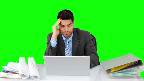 hombre de negocios guapo trabajando en un escritorio.