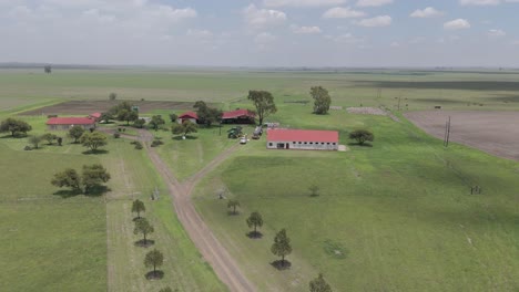 4K-Drohnenaufnahmen-Aus-Der-Luft,-Die-Um-Ein-Bauernhaus-Im-Freistaat-Südafrika-Kreisen