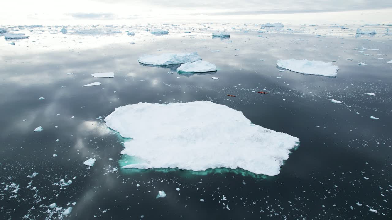 Due kayak ed enorme iceberg vicino alla Groenlandia, vista aerea