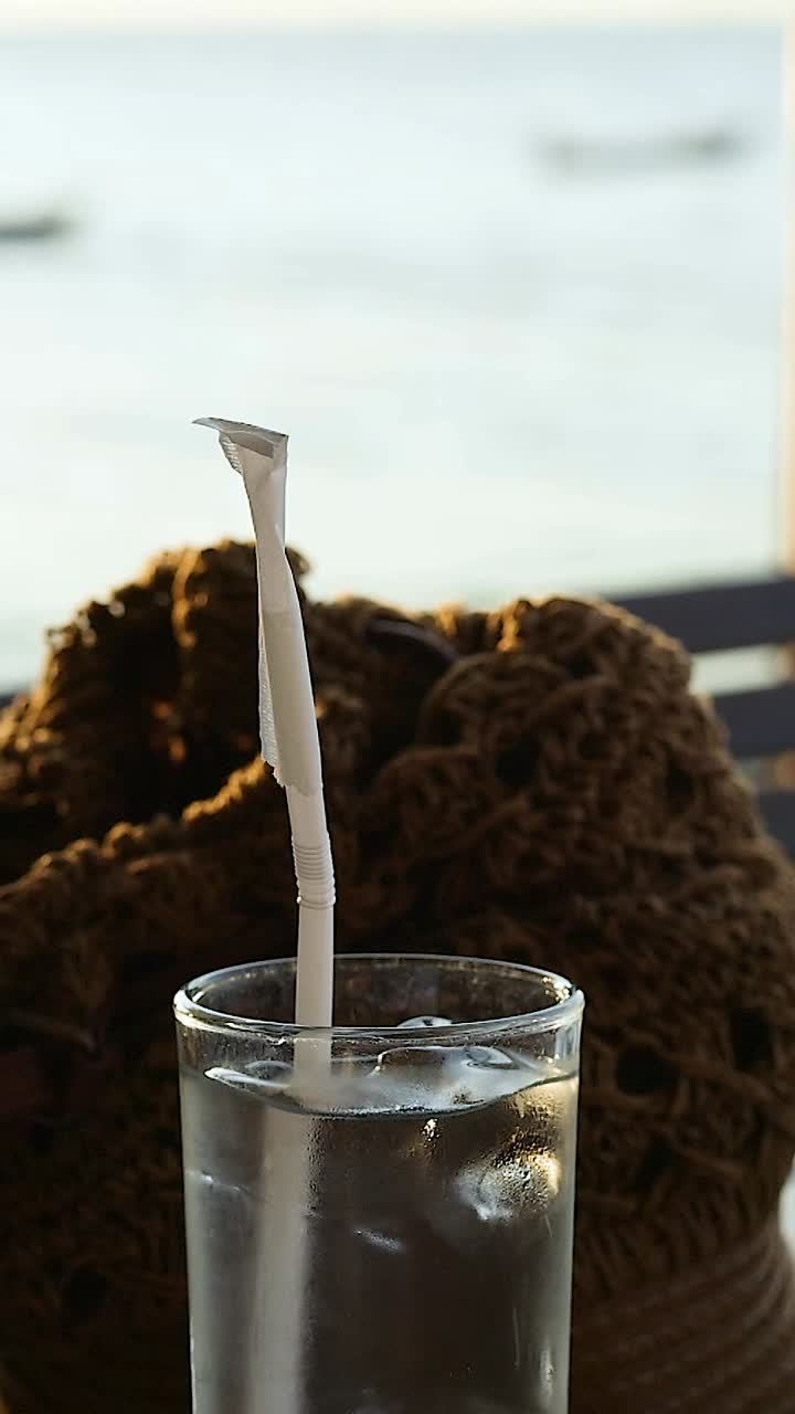 comida relajante en la playa con vista al océano