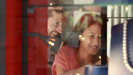 Pareja-Feliz-Comprando-Juntos-En-El-Centro-Comercial