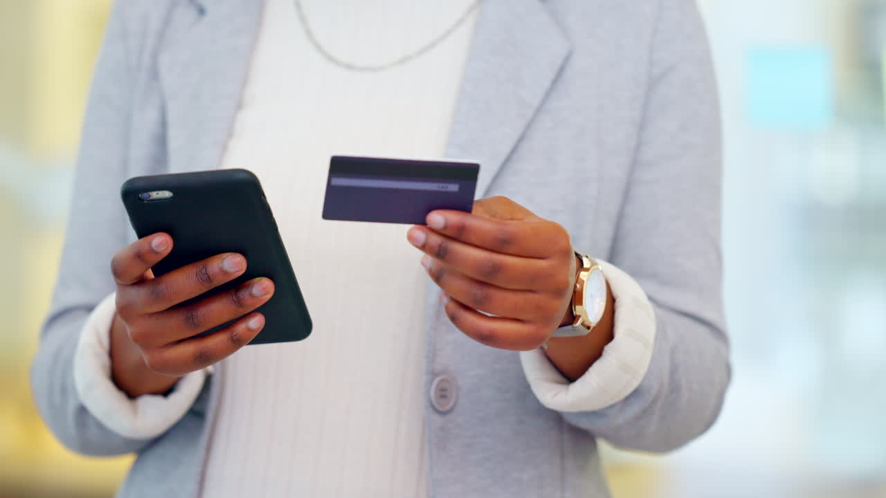 mujer haciendo un pago en línea en su teléfono