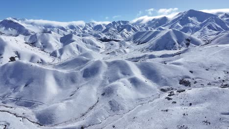 paisaje de nieve interminable durante el invierno en nueva zelanda, paisaje alpino, montañas de los alpes del sur