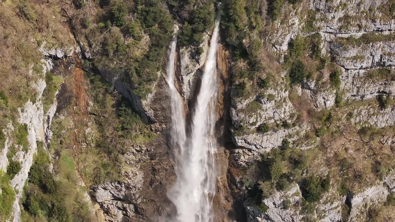 Imagem aérea das cachoeiras Seerenbachfälle e da beleza natural circundante