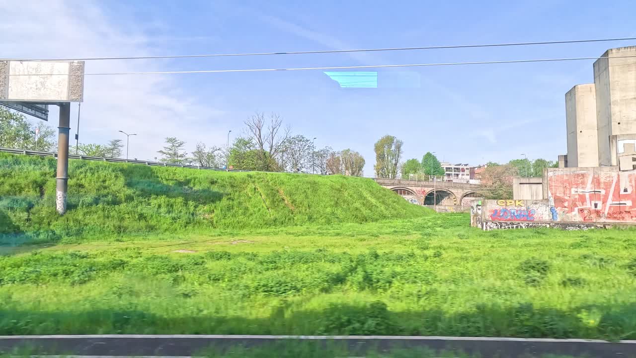 그래피티 로 인 건물 과 초록색 의 열차 풍경