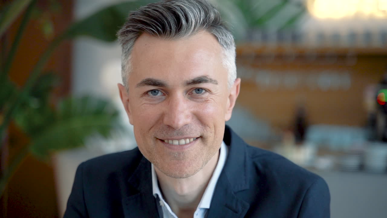 잘 생긴 남자는 카메라와 미소에 직접 보인다