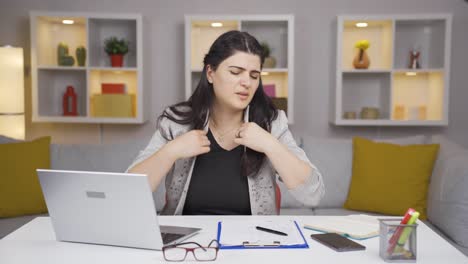 la mujer de la oficina en casa está disgustada.