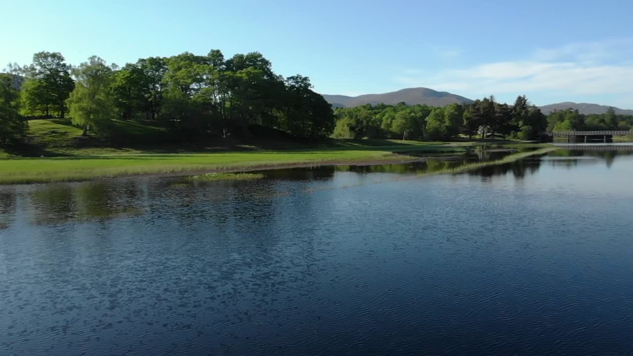 슬로우 모션으로 호수 위로 드론 비행