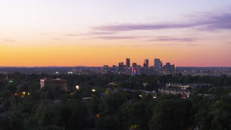 Sonnenaufgangsansicht-Der-Innenstadt-Von-Denver,-Aufgenommen-Mit-Einer-Drohne