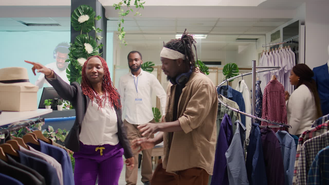 이 가게에서 즐거움을 나누고 있어