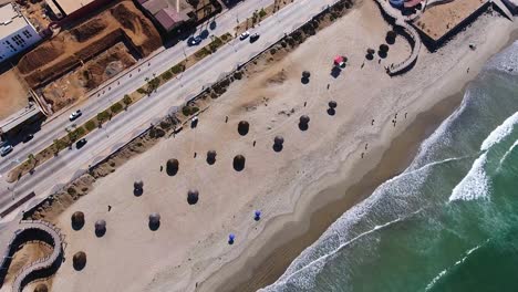 Toma-De-Vista-Superior-De-Un-Dron-De-Una-Ciudad-Mexicana-Junto-A-La-Playa-Y-Las-Olas-Del-Mar-“ensenada??