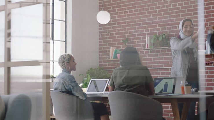 persone d'affari felici high five che festeggiano un progetto di startup di successo che si godono il lavoro di squadra celebrazione in una riunione di ufficio multietnica