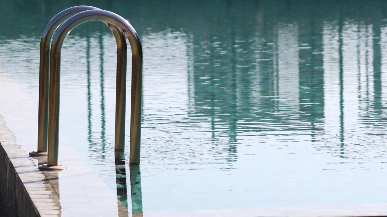 수영장 사다리 와 차분 한 물 의 정적 한 모습