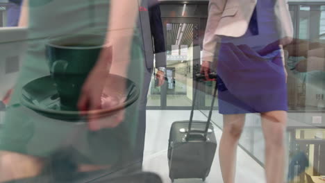 animación de las manos de una mujer usando una computadora portátil sobre colegas felices caminando en un edificio moderno
