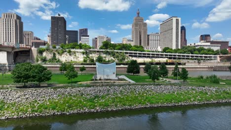 Saint-Paul,-Minnesota-Waterfront-En-El-Río-Mississippi