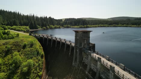 Alwen-Reservoir-Staudamm-Conwy,-Wales-–-Aufstieg-Und-Umkehrung-Der-Drohne-Aus-Der-Luft,-Fokus-Auf-Damm-Und-Sicht-Auf-Den-See-–-23.-Juni