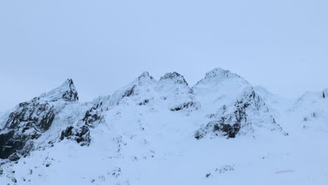 Panoramablick-Von-Einem-Ruhigen,-Schneebedeckten-Berggipfel