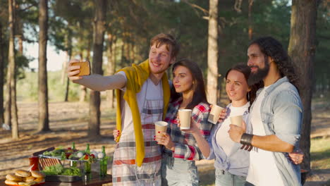 mujeres y hombres jóvenes tomando una selfie con el teléfono. gente disfrutando de un picnic en la naturaleza.