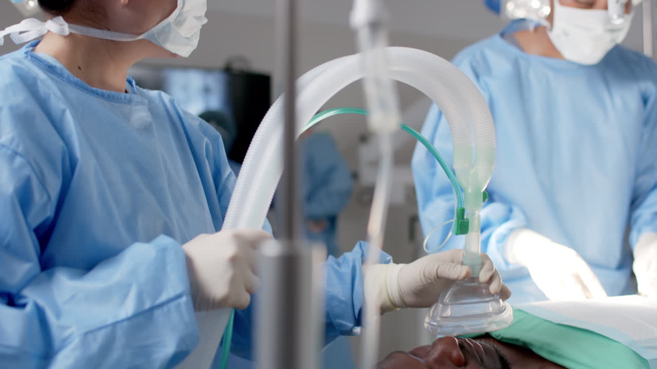 女性外科医が手術室で患者を手術する スローモーション