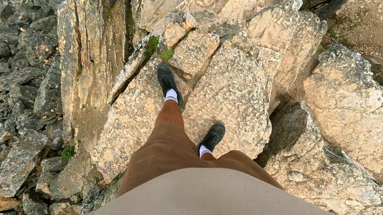 Il pittoresco paesaggio del lago di montagna