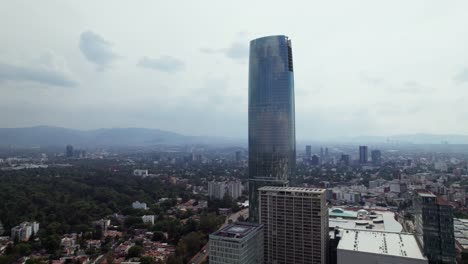 vista aérea ascendente del centro comercial mítikah con vista al paisaje urbano de fondo en la ciudad de méxico