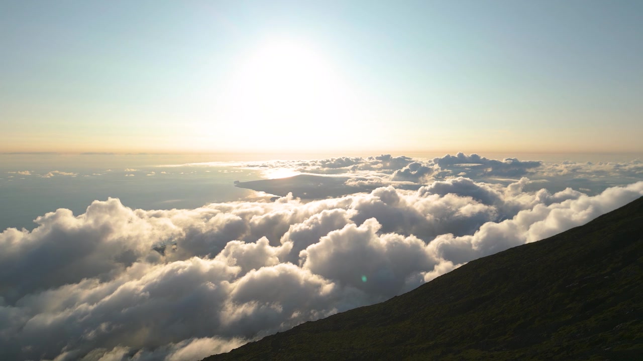 Paesaggio aereo onirico sopra il Monte Pico e le nuvole al tramonto, Isola di Pico, Azzorre