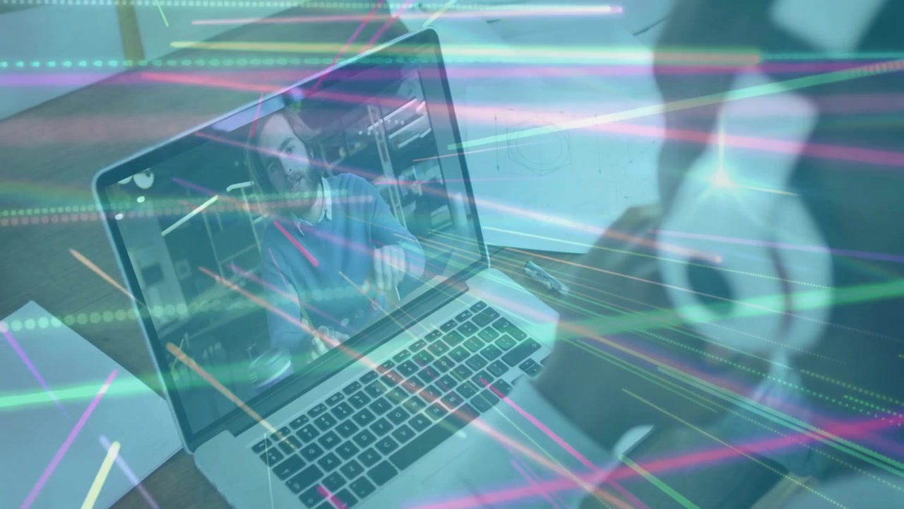 Relatore remoto che indica grafici per il lavoro di squadra aziendale mentre strisce al neon si muovono sullo schermo del PC.