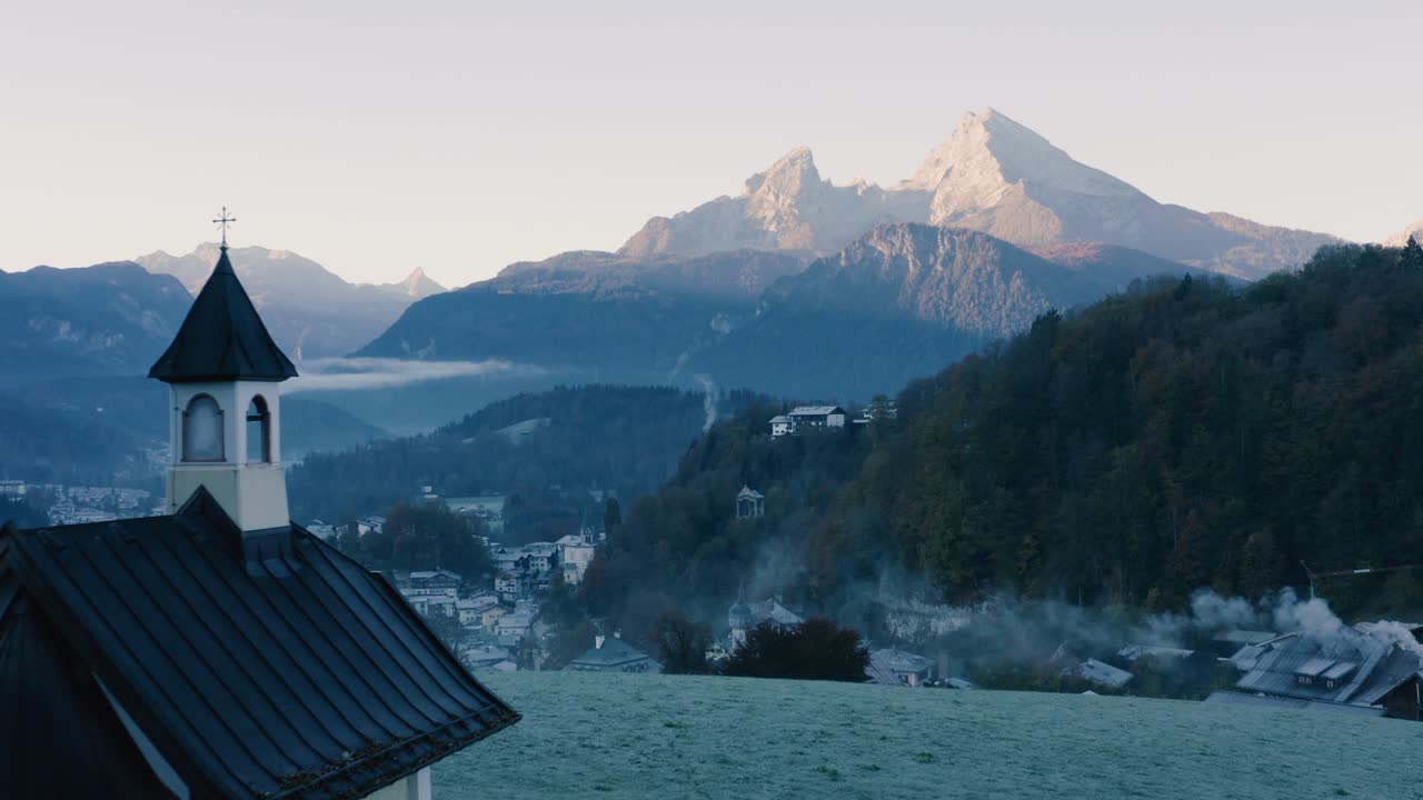 바이에른, 독일의 가을 풍경 | 4k uhd d-log - 독일 베르히테스가든(berchtesgarden) 위로 춥고 안개 낀 일출 가을색, 마을이 내려다보이는 예배당의 영화 같은 드론 샷 - 산