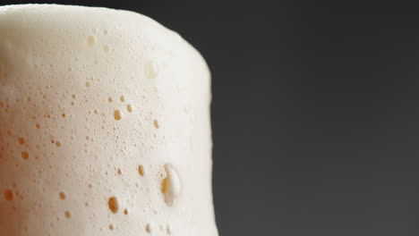 primer plano de un vaso de cerveza